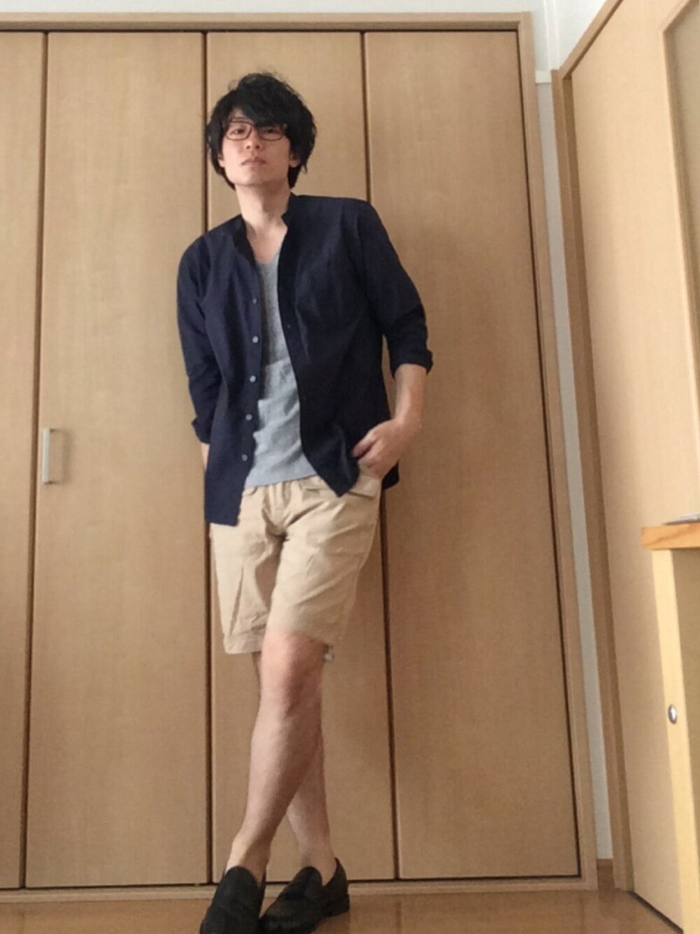 ブルー系のシャツ/ブラウス、グレー系のTシャツ/カットソー、ベージュ系のその他パンツを着用したメンズの春コーディネートの1枚目の写真