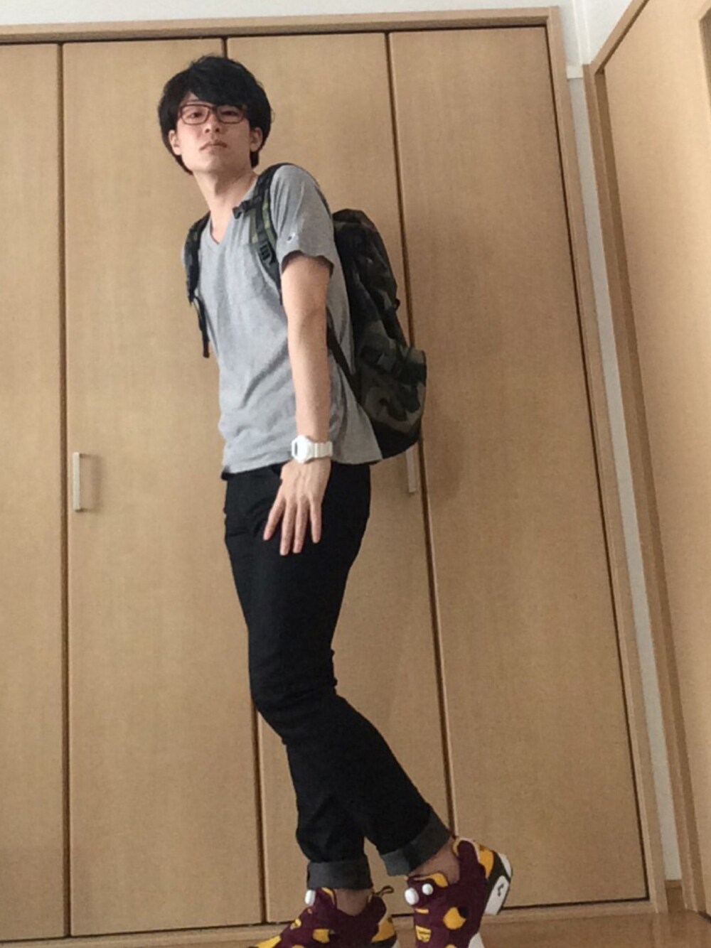 グレー系のTシャツ/カットソー、その他のバックパック/リュック、レッド系のスニーカーを着用したメンズの春コーディネートの1枚目の写真