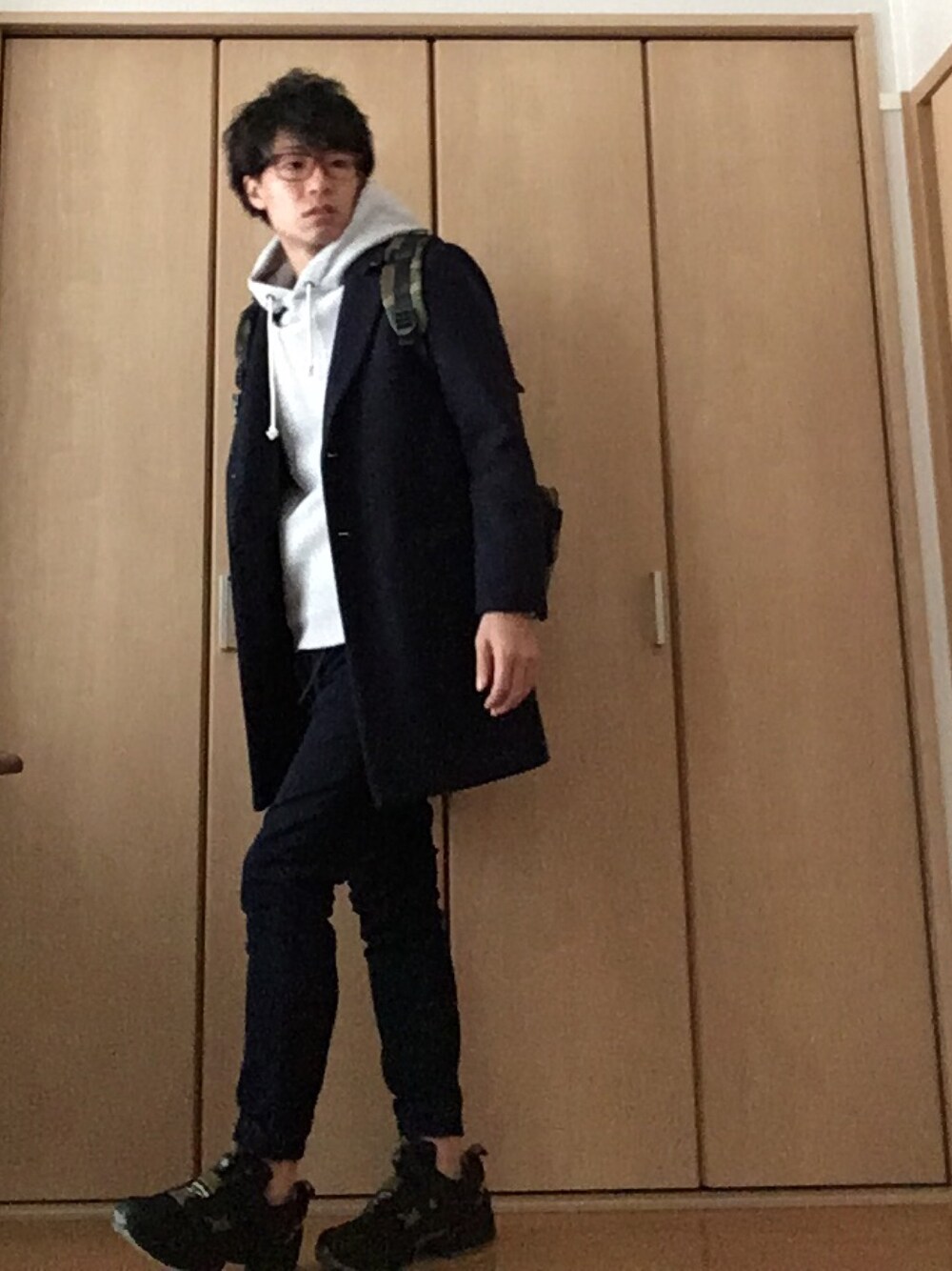 その他のバックパック/リュック、グレー系のパーカー、ブルー系のチェスターコートを着用したメンズの冬コーディネートの1枚目の写真