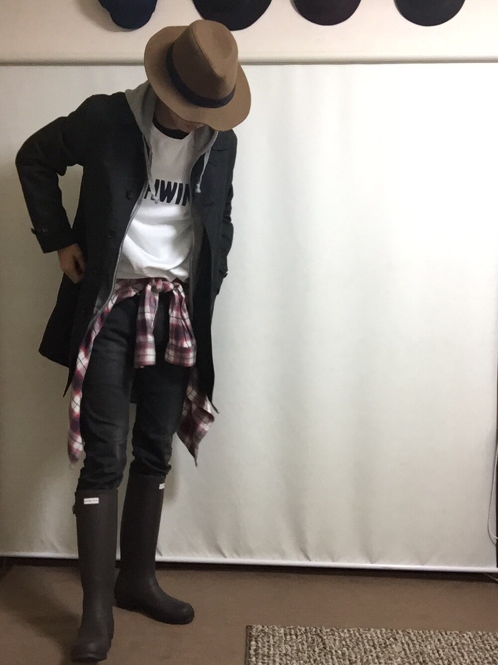 「雨の日コーデ、ツバ広ハット、レインブーツ、こしまきスタイル、ステンカラーコート、ロングブーツ」｜「HUNTERのアイテム（レインシューズ、ブラウン系）」を使った、C-TAKEさん（メンズ・183cm）の冬コーディネートの1枚目の写真