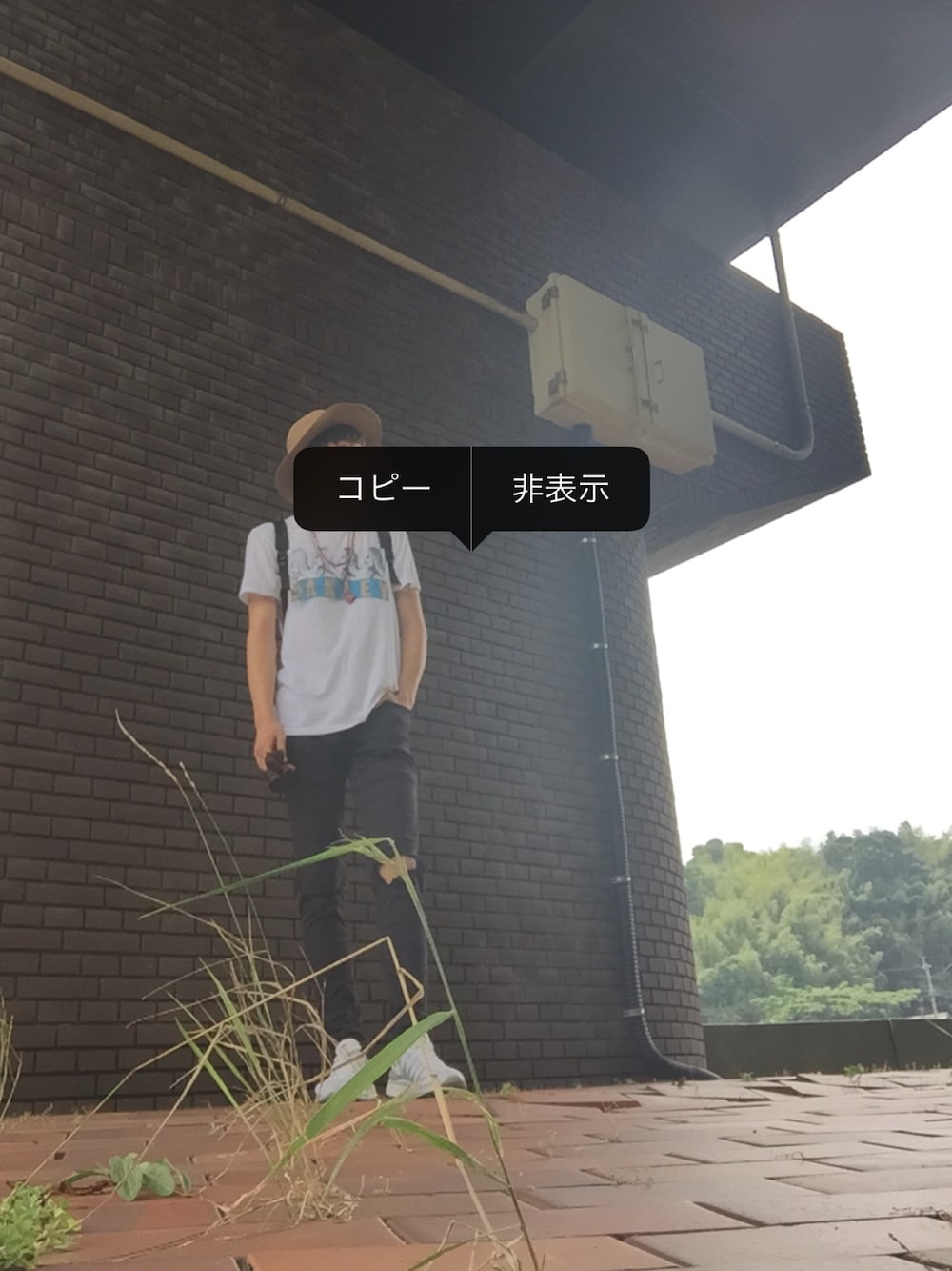 「Tシャツ、ラフ、夏コーデ、ハット、ツバ広ハット、ベージュハット、黒スキニー、UNIQLO、ビーズネックレス」｜「OAKLEYのアイテム（Tシャツ/カットソー、ホワイト系）」を使った、C-TAKEさん（メンズ・183cm）の夏コーディネートの1枚目の写真