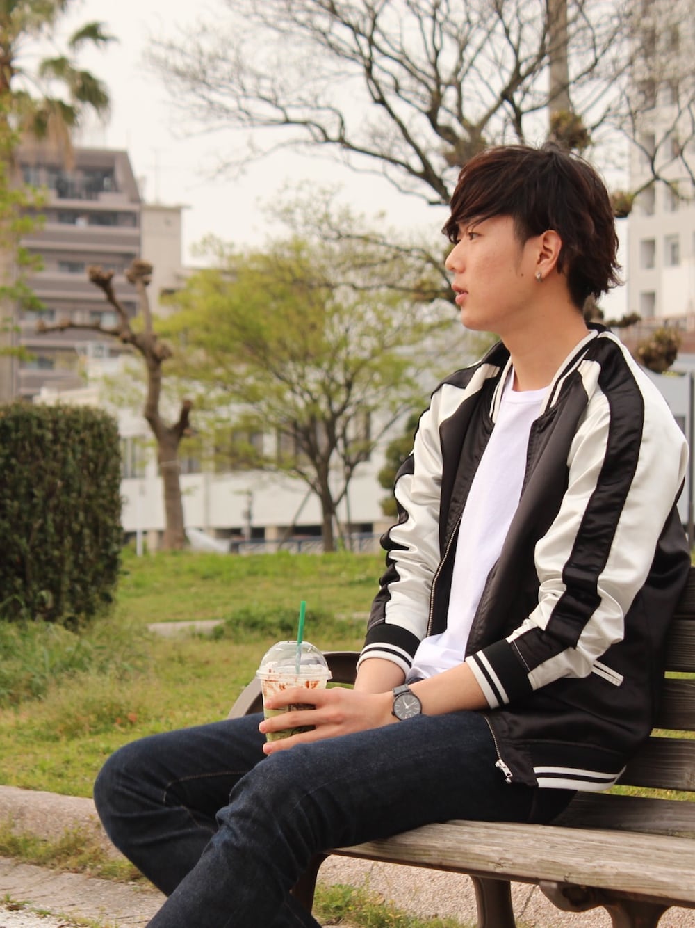 「春コーデ、シンプルコーデ、大人カジュアル、黒、スタジャン、休日スタイル、スタバ」｜「WEGOのWEGO/スカジャン（スカジャン、ブラック系）」を使った、C-TAKEさん（メンズ・183cm）の春コーディネートの1枚目の写真