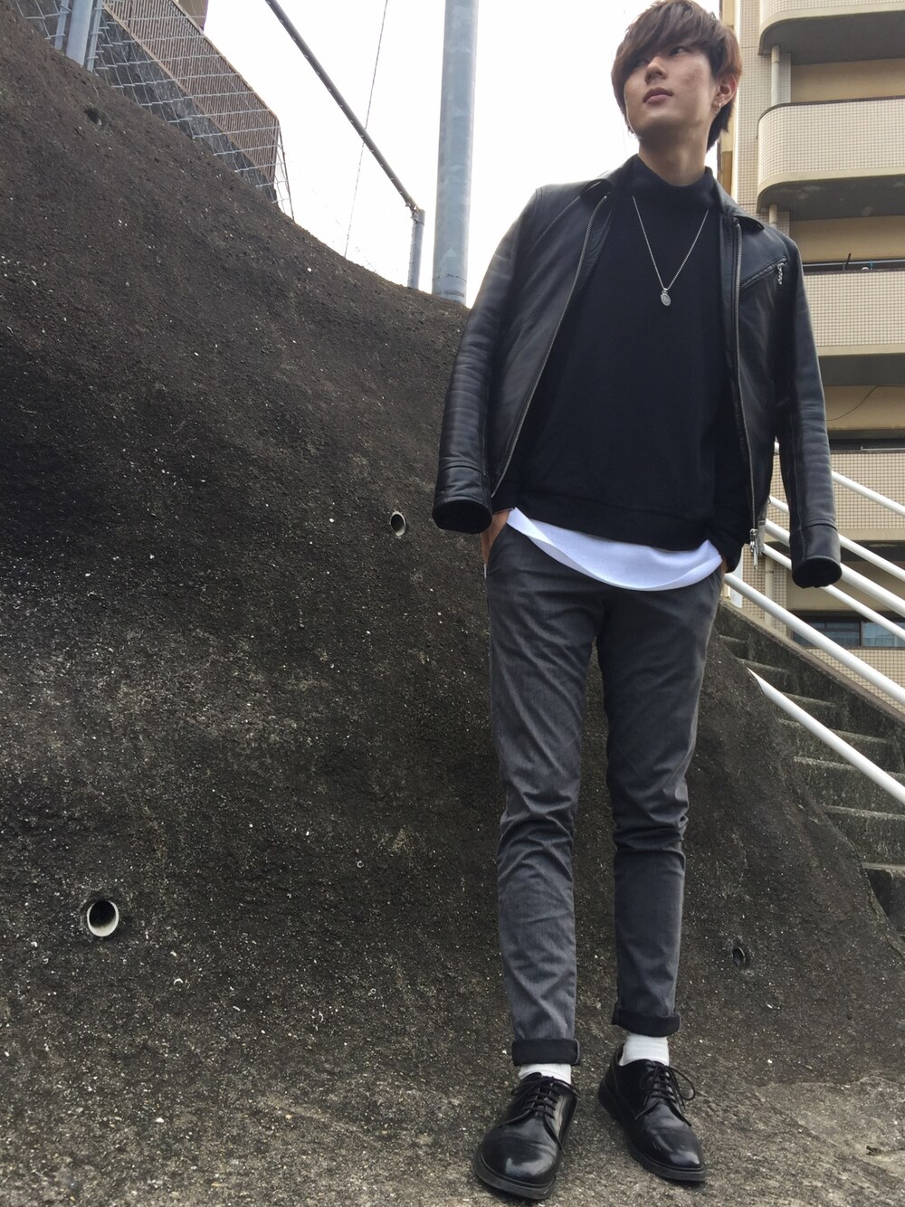 「秋コーデ、シンプル、キレイめ、ブラック、ロールアップ、革靴、クロムハーツ、UNIQLO、ライダース、タートルネック」｜「UNIQLOのアイテム（チノパンツ、グレー系）」を使った、C-TAKEさん（メンズ・183cm）の秋コーディネートの1枚目の写真