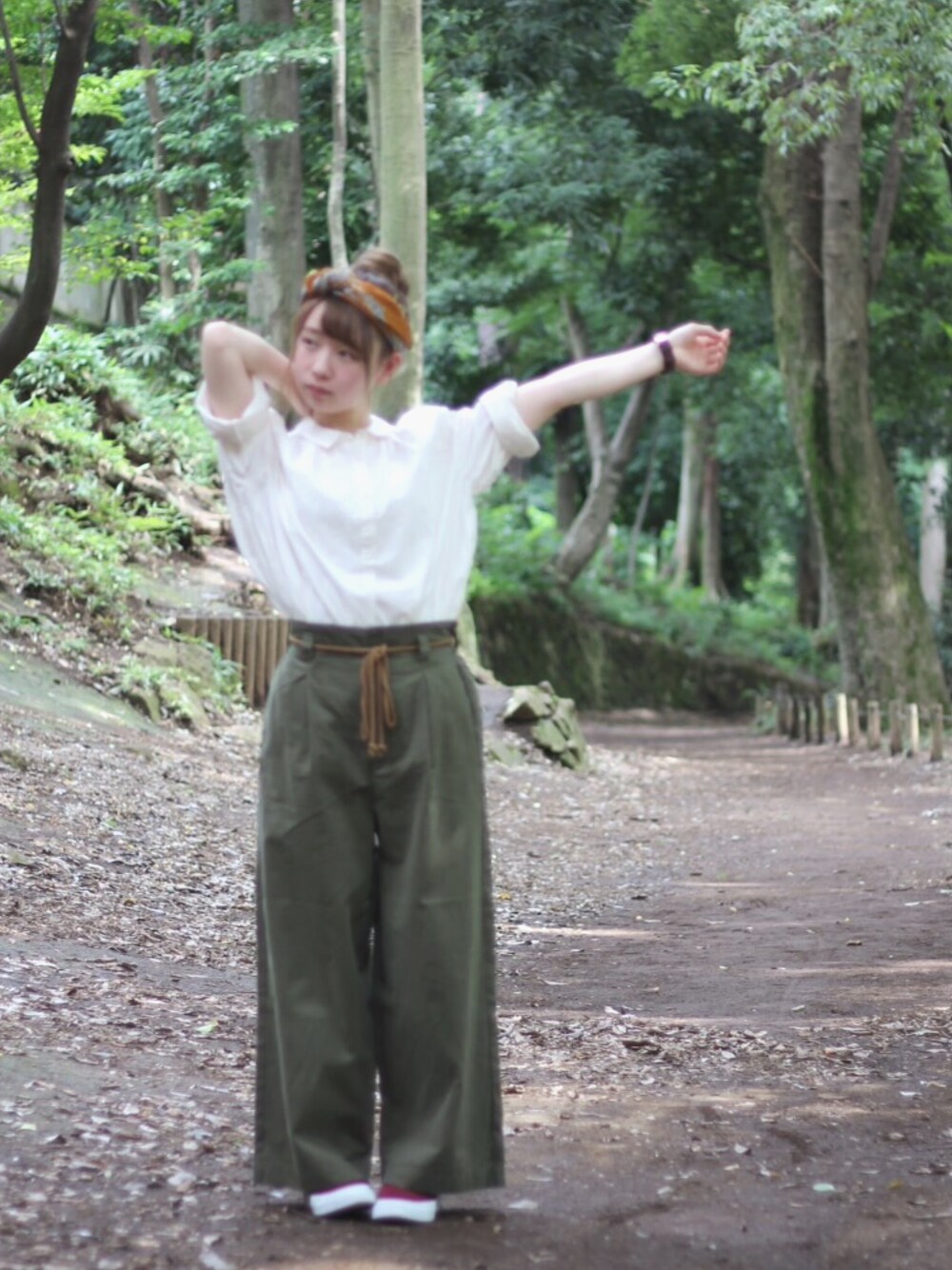 「シンプルコーデ、秋、パンツスタイル、merフレンズ、スニーカー、カーキ、ヘアバンド、used、ehka sopo、プチプラ」｜「usedのアイテム（ヘアバンド、オレンジ系）」を使った、m a n a  さん（レディース・152cm）の夏コーディネートの1枚目の写真