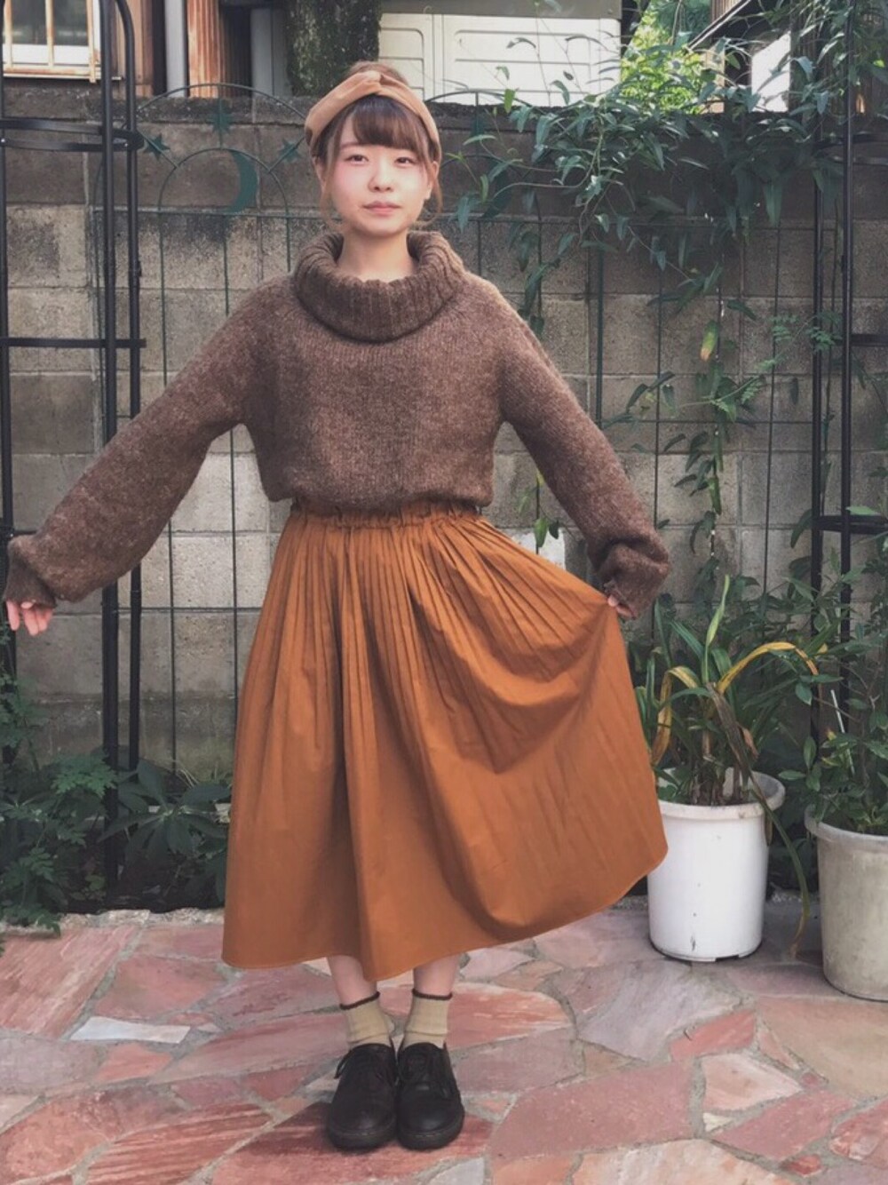 「ニット、ootd、Kastane、ehka sopo、スカート、ワントーンコーデ、ブラウン、お団子ヘアー、merフレンズ、ハイネック」｜「Crispのアイテム（ヘアバンド、ベージュ系）」を使った、m a n a  さん（レディース・152cm）の秋コーディネートの1枚目の写真