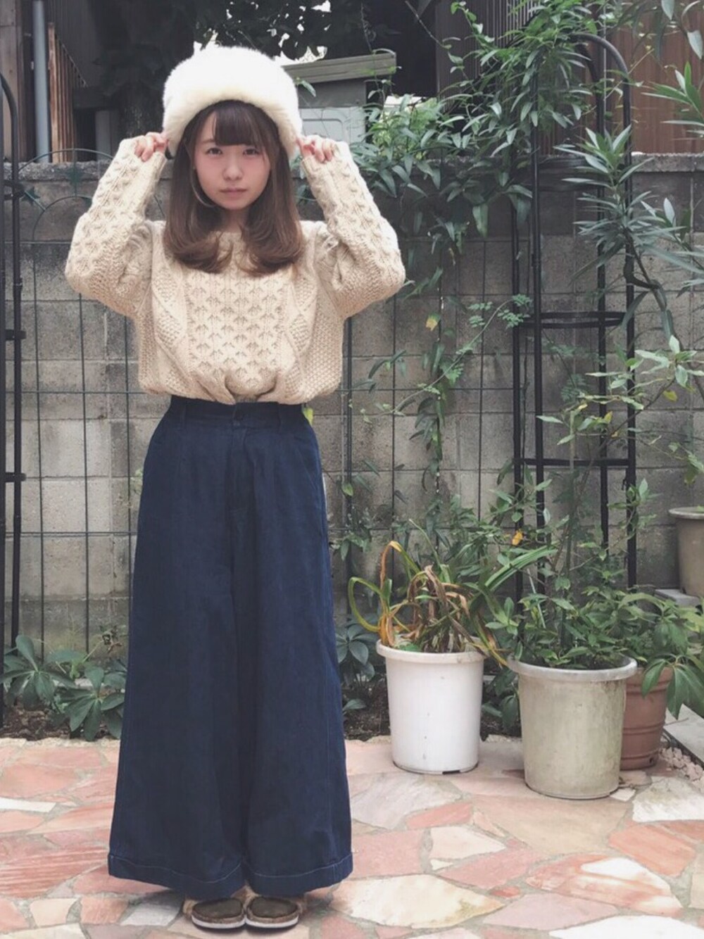 「シンプルコーデ、ゆるニット、秋冬コーデ、merフレンズ、ファー小物、デニム、Crisp、ローリーズファーム(LOWRYS FARM)、低身長」｜「LOWRYS FARMのアイテム（帽子、ホワイト系）」を使った、m a n a  さん（レディース・152cm）の秋コーディネートの1枚目の写真