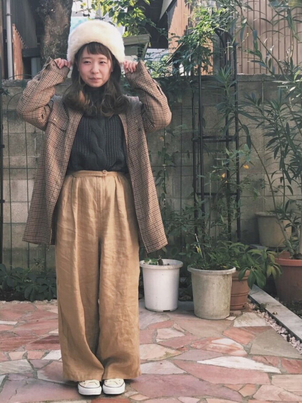 「スニーカー、ファー小物、チェック、ゆるパンツ、ニット、ゆるコーデ、merフレンズ、ブラウン、Kastane、used」｜「LOWRYS FARMのアイテム（帽子、ホワイト系）」を使った、m a n a  さん（レディース・152cm）の秋コーディネートの1枚目の写真