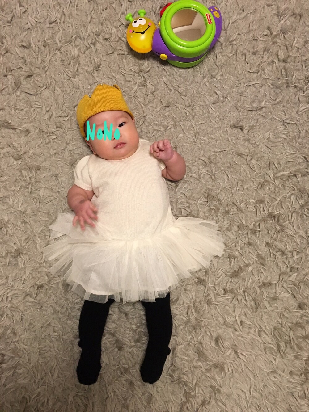 「おんなのこ、０歳、6ヶ月、ハーフバースデー、ベビー、赤ちゃん、チュールスカート」｜「babyGAPのアイテム（ワンピース、ホワイト系）」を使った、MAMIさん（キッズ・60cm）の冬コーディネートの1枚目の写真