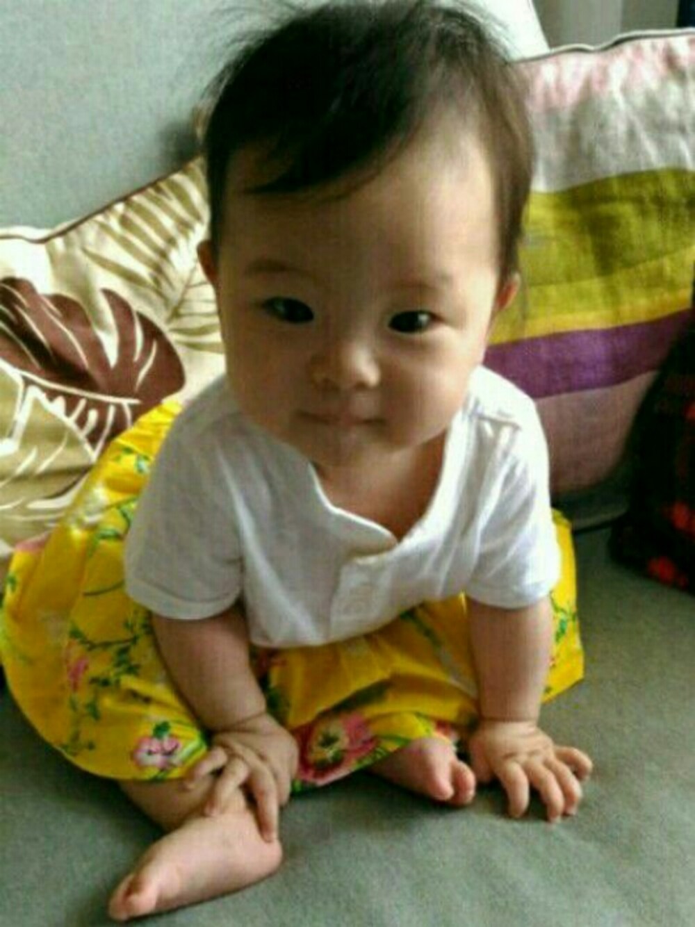 イエロー系のスカート、ホワイト系のママ&ベビーを着用したキッズの夏コーディネートの1枚目の写真