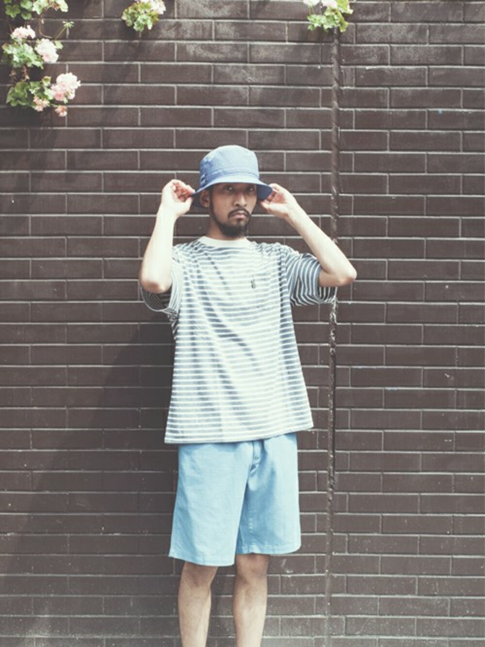 「ボーダー、ブルー、ハット、BACK CHANNEL、ショーツ」｜「Back ChannelのB.H.S NYLON BUSH HAT（ハット、ブルー系）」を使った、Back Channel®︎さん（メンズ・176cm）の夏コーディネートの1枚目の写真