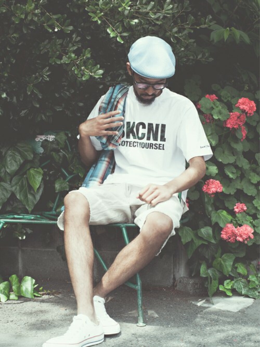 「ホワイト、ブルー、キャップ、グラデーション、Tシャツ、BACK CHANNEL、ハンチング、ショーツ、リーフ柄」｜「Back ChannelのMESH HUNTING CAP（ハンチング/ベレー帽、ブルー系）」を使った、Back Channel®︎さん（メンズ・176cm）の夏コーディネートの1枚目の写真