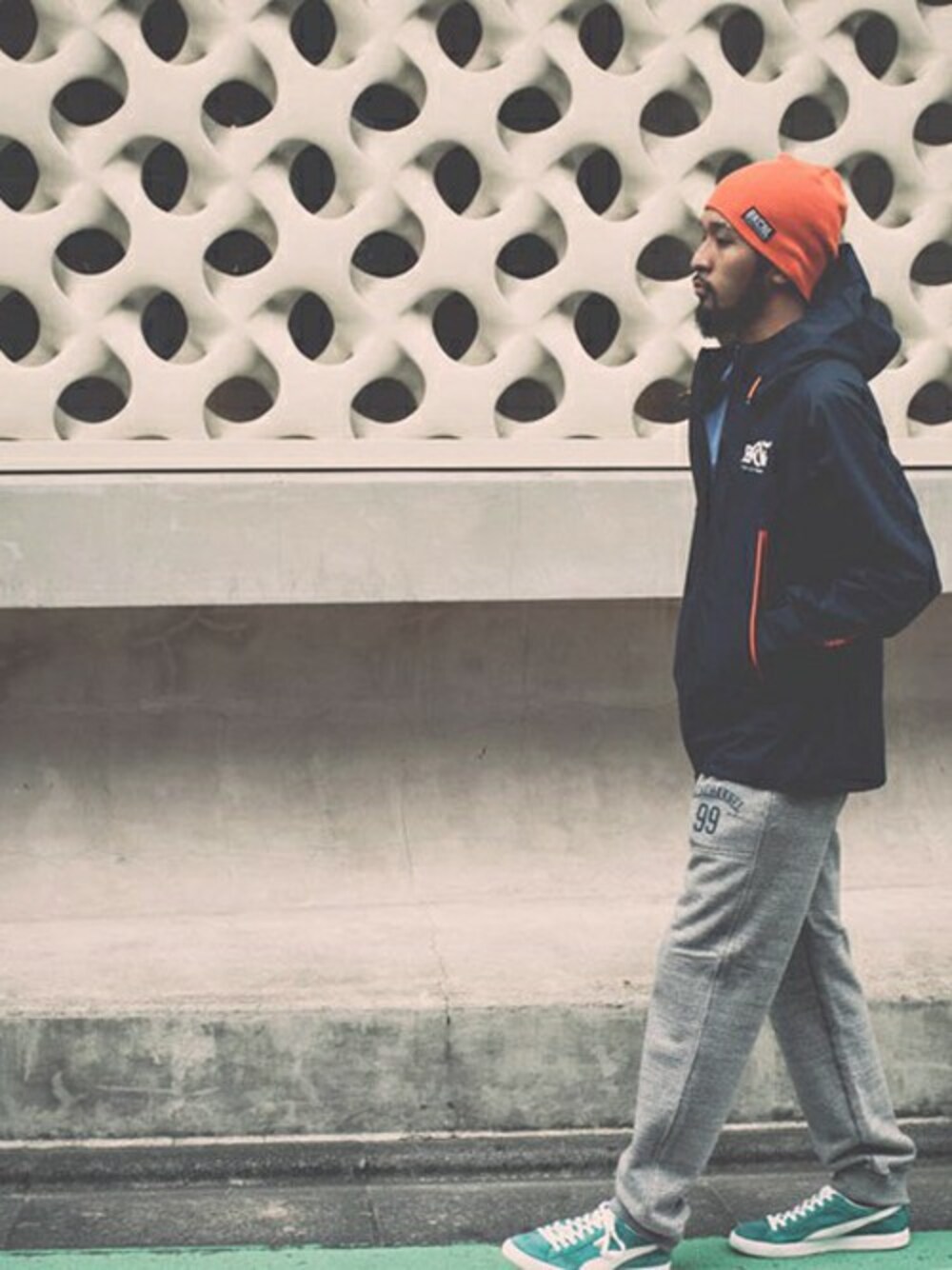 「スウェットパンツ、マウンテンパーカー、ネイビー、オレンジ、BACK CHANNEL、完全防水」｜「Back ChannelのTHERMAL BEANIE CAP（ニットキャップ/ビーニー、オレンジ系）」を使った、Back Channel®︎さん（メンズ・176cm）の秋コーディネートの1枚目の写真