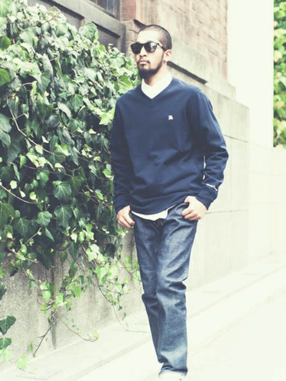 「スウェット、デニム、シャツ、ホワイト、ネイビー、Vネック、BACK CHANNEL、オックスフォード」｜「Back ChannelのV-NECK SWEAT（スウェット、ブルー系）」を使った、Back Channel®︎さん（メンズ・176cm）の秋コーディネートの1枚目の写真