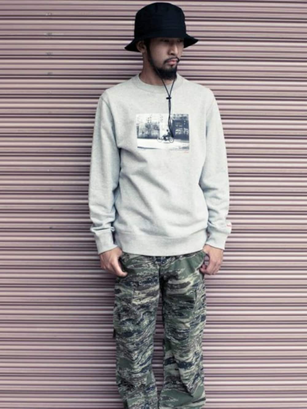 「スウェット、迷彩、ハット、BACK CHANNEL、カーゴパンツ、90’s、ゴーストライオンカモ」｜「Back ChannelのBACK CHANNEL×MITSUBISHI WORLDWIDE EXPEDITED CREW SWEAT (F)（Tシャツ/カットソー、グレー系）」を使った、Back Channel®︎さん（メンズ・176cm）の秋コーディネートの1枚目の写真