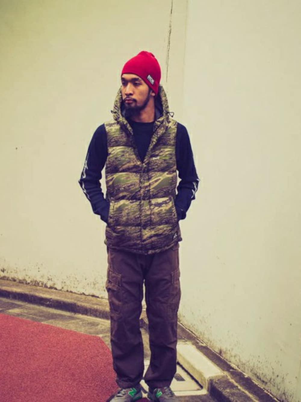 「ダウンベスト、BACK CHANNEL、カーゴパンツ、サーマル、ゴーストライオンカモ」｜「Back ChannelのTHERMAL BEANIE CAP（ニットキャップ/ビーニー、レッド系）」を使った、Back Channel®︎さん（メンズ・176cm）の秋コーディネートの1枚目の写真