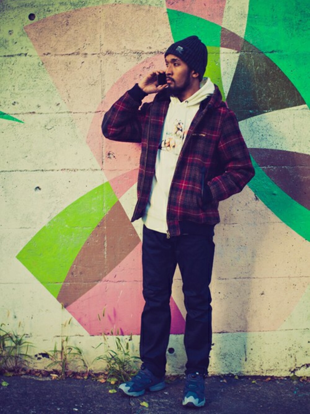 「チェスターコート、ホワイト、ニット帽、パーカー、レッド、BACK CHANNEL、backchannel」｜「Back ChannelのSHETLAND WOOL KNIT CAP（ニットキャップ/ビーニー、ブラック系）」を使った、Back Channel®︎さん（メンズ・176cm）の冬コーディネートの1枚目の写真