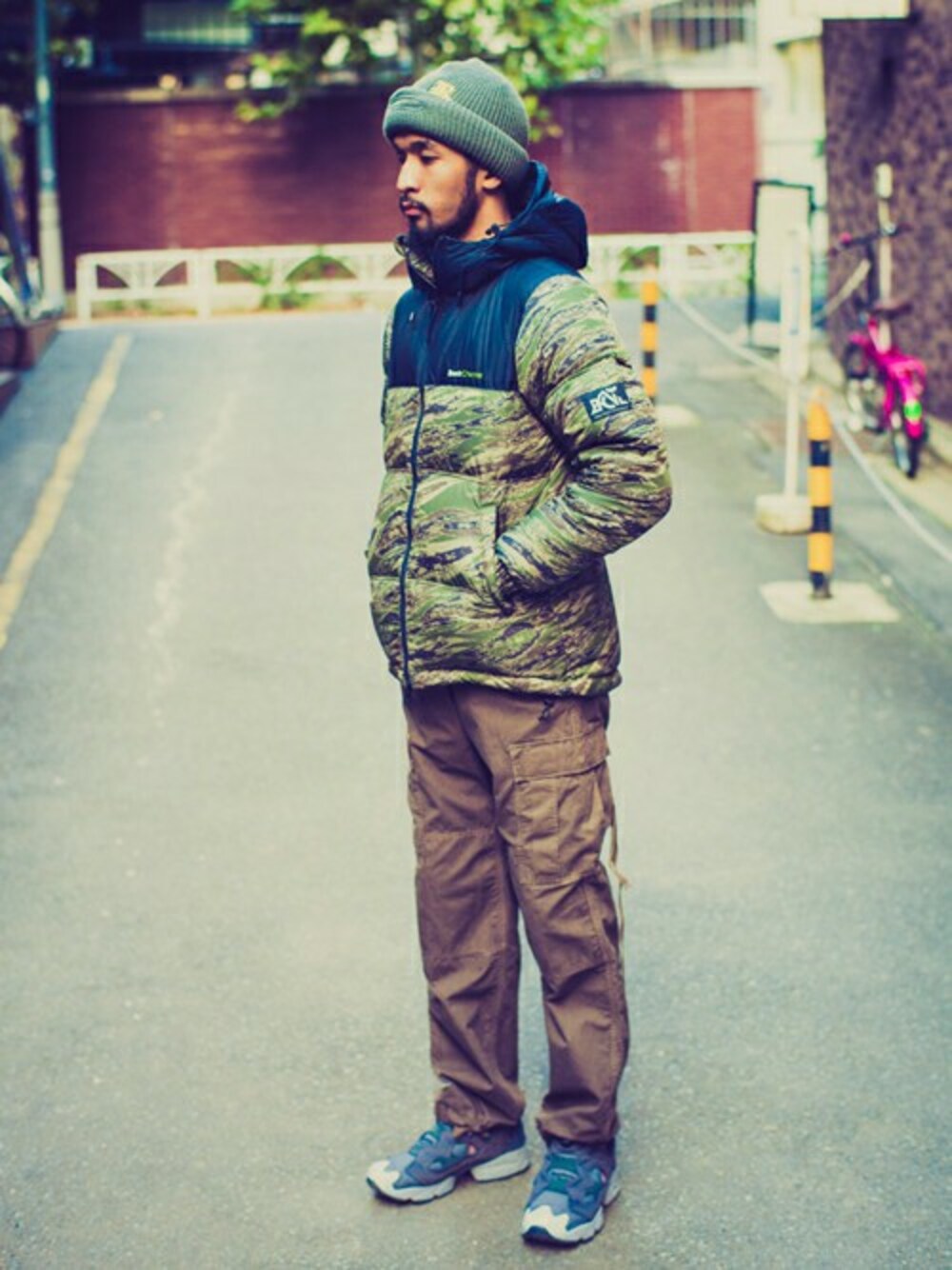 「ダウンジャケット、ミリタリー、迷彩、BACK CHANNEL、backchannel、カーゴパンツ」｜「Back ChannelのBACK CHANNEL×NANGA DOWN JACKET（ダウンジャケット/コート、グリーン系）」を使った、Back Channel®︎さん（メンズ・176cm）の冬コーディネートの1枚目の写真