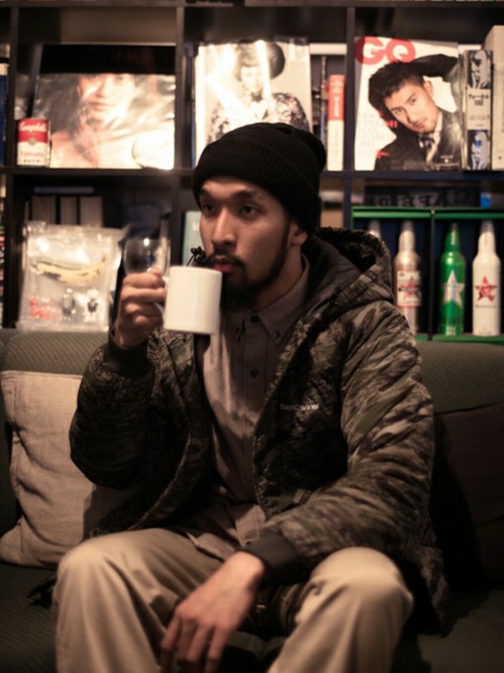 「シャツ、ニットキャップ、迷彩、BACK CHANNEL、backchannel、ベージュコーデ、カモフラ柄アウター」｜「Back ChannelのSHETLAND WOOL KNIT CAP（ニットキャップ/ビーニー、ブラック系）」を使った、Back Channel®︎さん（メンズ・176cm）の冬コーディネートの1枚目の写真