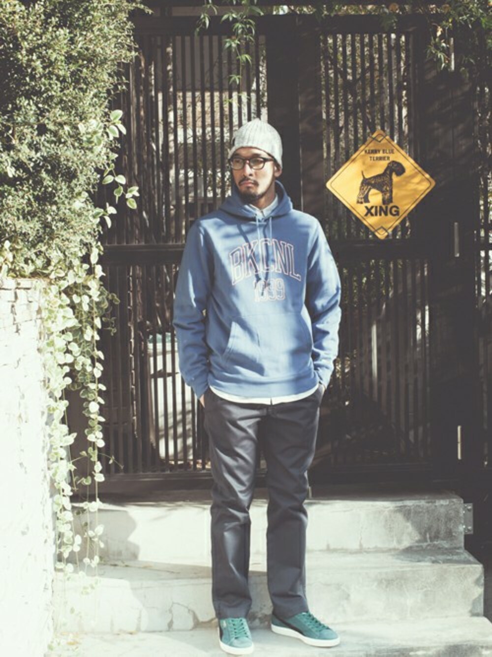 「シャツ、ブルー、チノパン、キャップ、パーカー、ニットキャップ、ストライプ、BACK CHANNEL、backchannel」｜「Back ChannelのCOTTON LINEN WATCH CAP（ニットキャップ/ビーニー、グレー系）」を使った、Back Channel®︎さん（メンズ・176cm）の春コーディネートの1枚目の写真