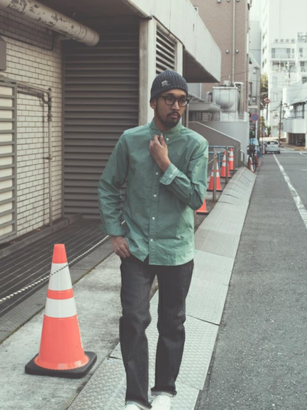 「デニム、シャツ、グリーン、ニット帽、ネイビー、BACK CHANNEL、backchannel、スキニーデニム」｜「Back ChannelのCOTTON LINEN WATCH CAP（ニットキャップ/ビーニー、ブルー系）」を使った、Back Channel®︎さん（メンズ・176cm）の春コーディネートの1枚目の写真