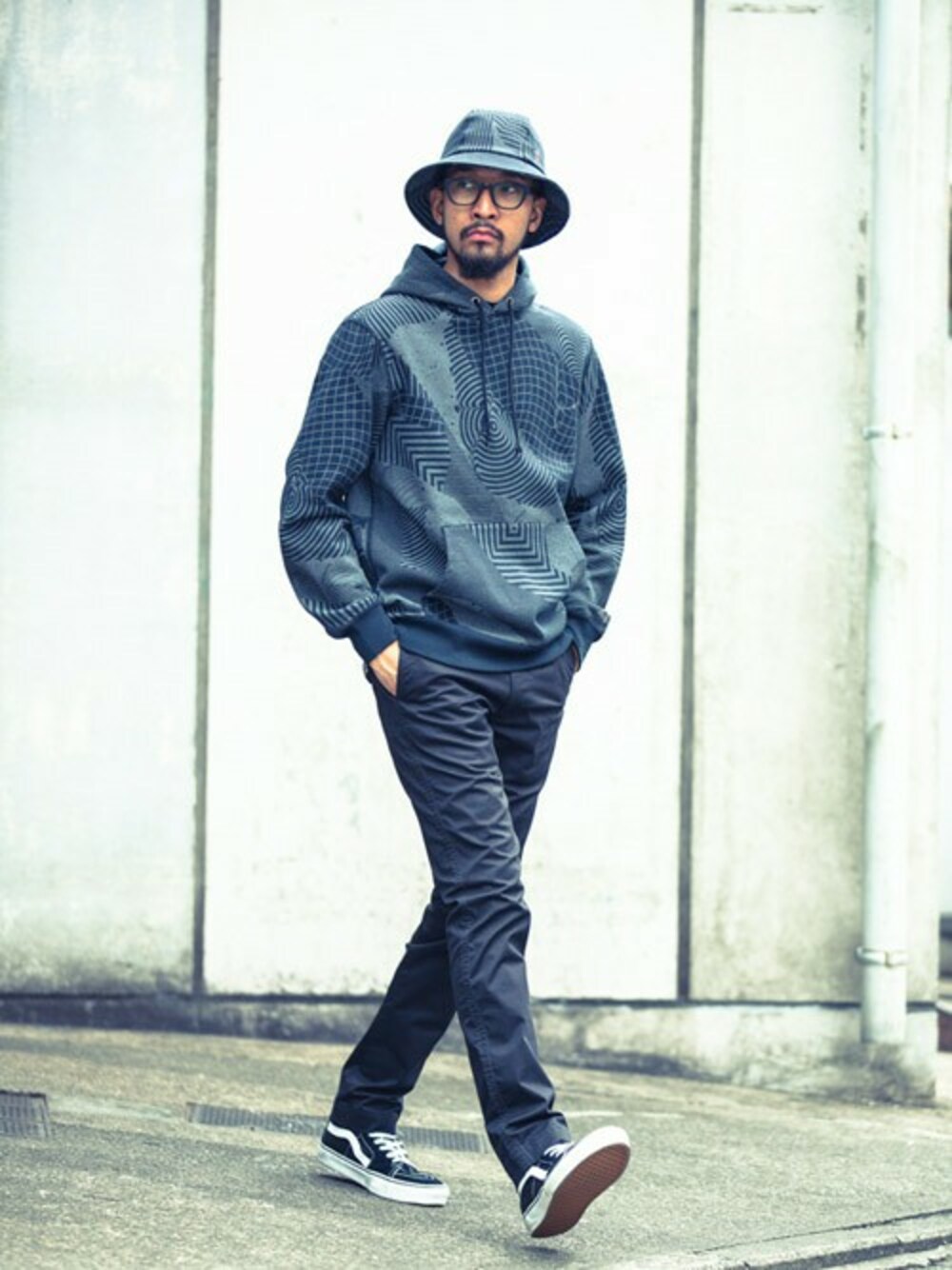 「ブラック、スキニー、チノパン、コラボ、ブラックコーデ、ハット、BACK CHANNEL、backchannel、リフレクター、FELIPE PANTONE」｜「Back ChannelのFELIPE PANTONE FULL PRINT SWEAT HAT（ハット、ブラック系）」を使った、Back Channel®︎さん（メンズ・176cm）の春コーディネートの1枚目の写真