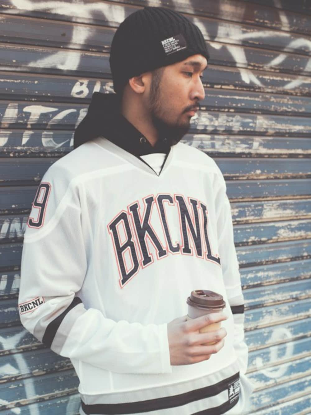 「ブラック、ホワイト、キャップ、パーカー、BACK CHANNEL、backchannel、スポーツミックス、ホッケージャージ」｜「Back ChannelのCOTTON LINEN WATCH CAP（ニットキャップ/ビーニー、ブラック系）」を使った、Back Channel®︎さん（メンズ・176cm）の春コーディネートの1枚目の写真