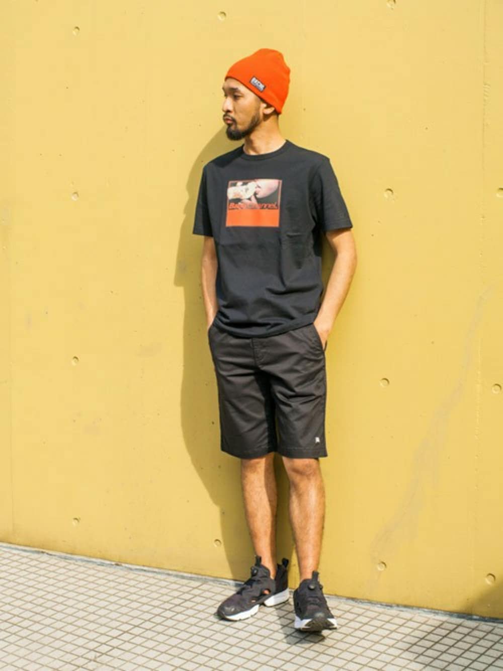 「ブラック、チノパン、Tシャツ、レッド、ニットキャップ、BACK CHANNEL、backchannel、フォトT」｜「Back ChannelのTHERMAL BEANIE CAP（ニットキャップ/ビーニー、レッド系）」を使った、Back Channel®︎さん（メンズ・176cm）の春コーディネートの1枚目の写真