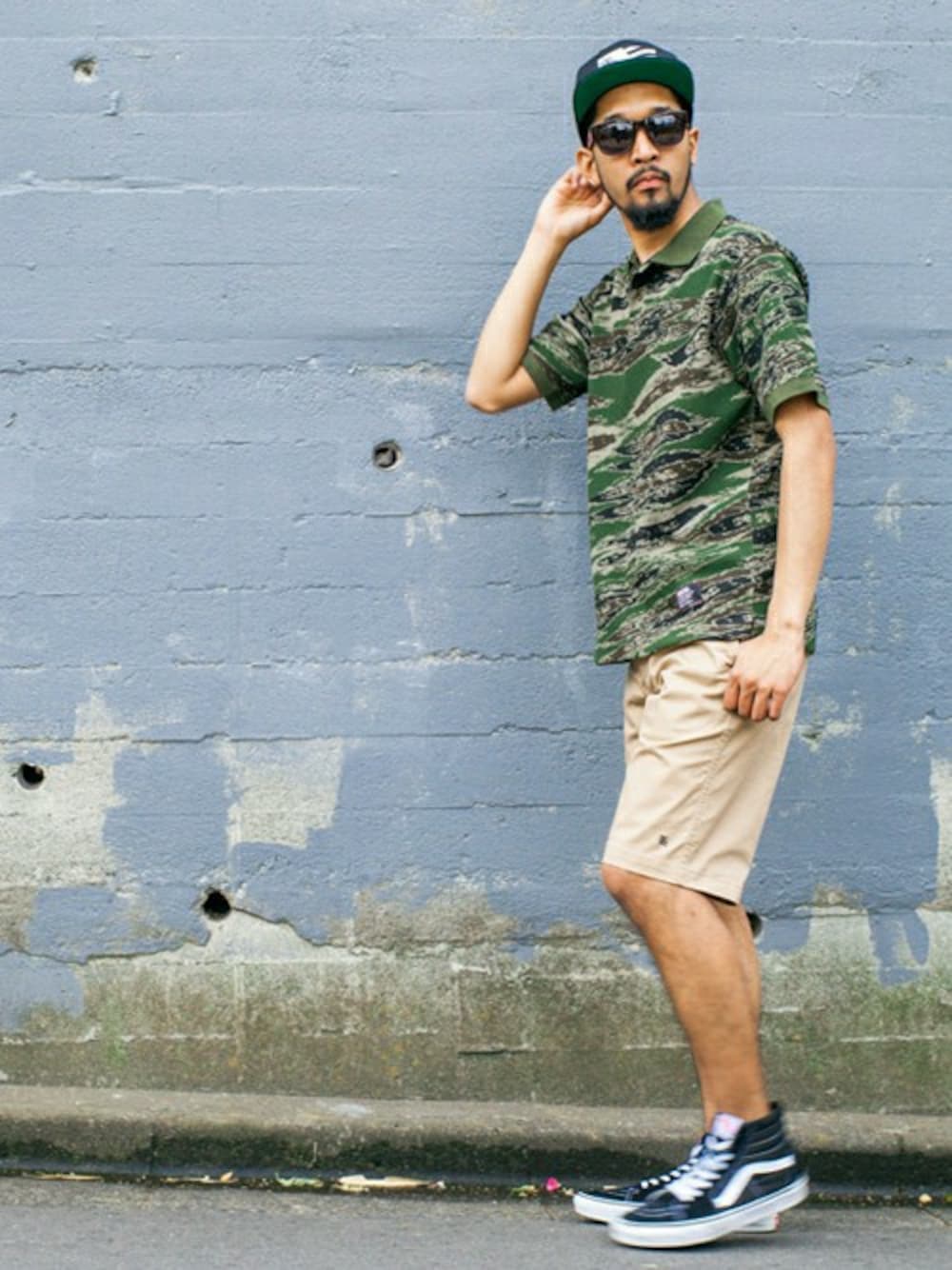 「チノパン、キャップ、ショートパンツ、ストリート、迷彩、BACK CHANNEL、backchannel、ポロシャツ、スナップバック」｜「Back ChannelのFLAG SNAP BACK（キャップ、ブラック系）」を使った、Back Channel®︎さん（メンズ・176cm）の夏コーディネートの1枚目の写真