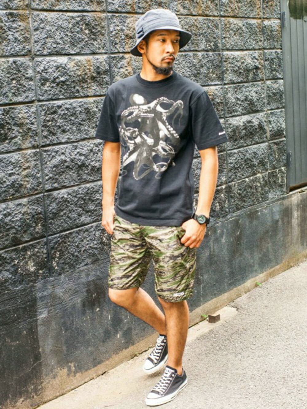 「ショートパンツ、Tシャツ、迷彩、ハット、BACK CHANNEL、backchannel、ショーツ、ボードショーツ」｜「Back ChannelのB.H.S. NYLON BUSH HAT（ハット、ブラック系）」を使った、Back Channel®︎さん（メンズ・176cm）の夏コーディネートの1枚目の写真