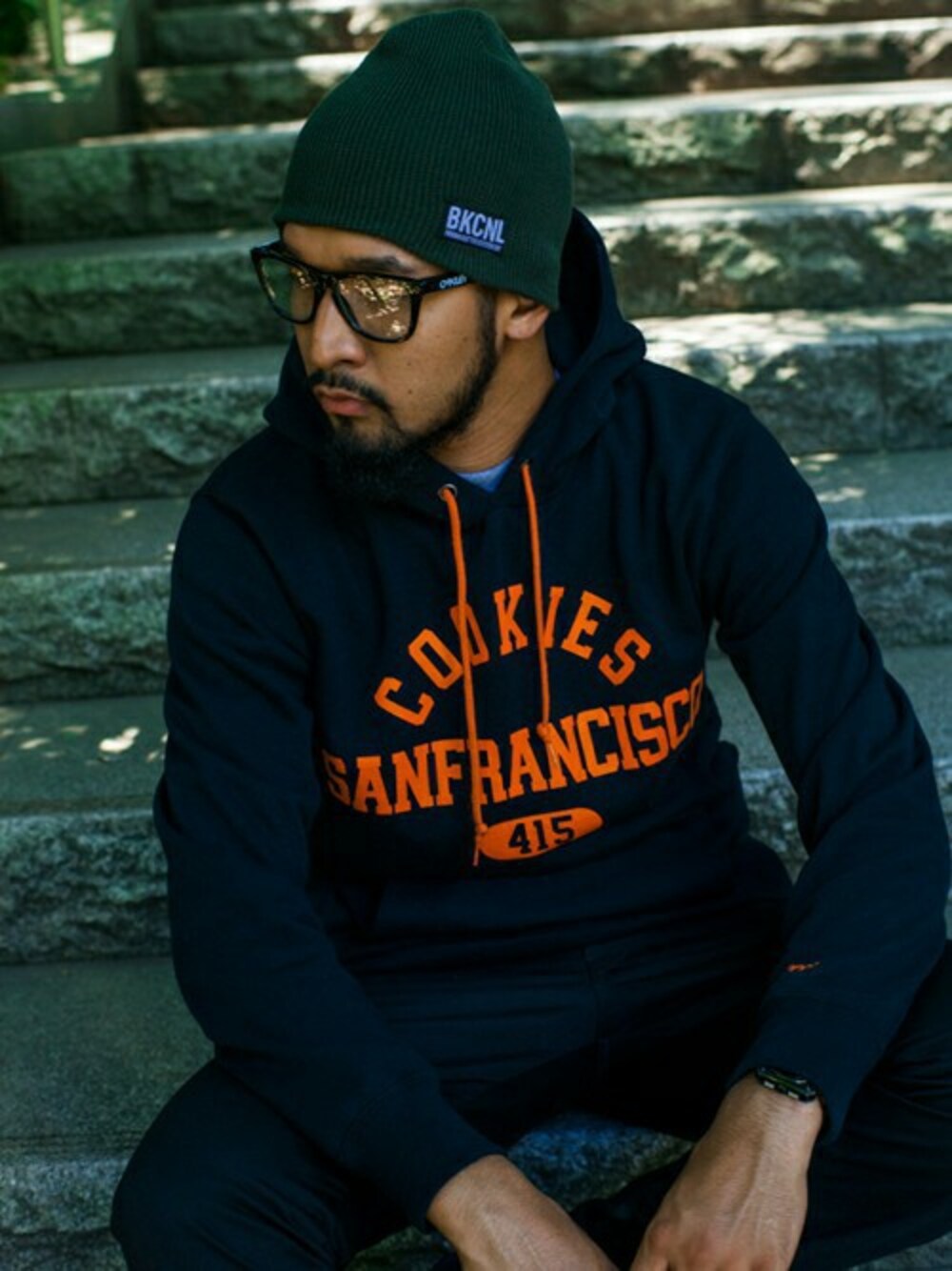 「ブラック、ニット帽、チノパン、パーカー、秋のコーデ、ストリート、BACK CHANNEL、backchannel」｜「Back ChannelのTHERMAL BEANIE CAP（ニットキャップ/ビーニー、グレー系）」を使った、Back Channel®︎さん（メンズ・176cm）の秋コーディネートの1枚目の写真