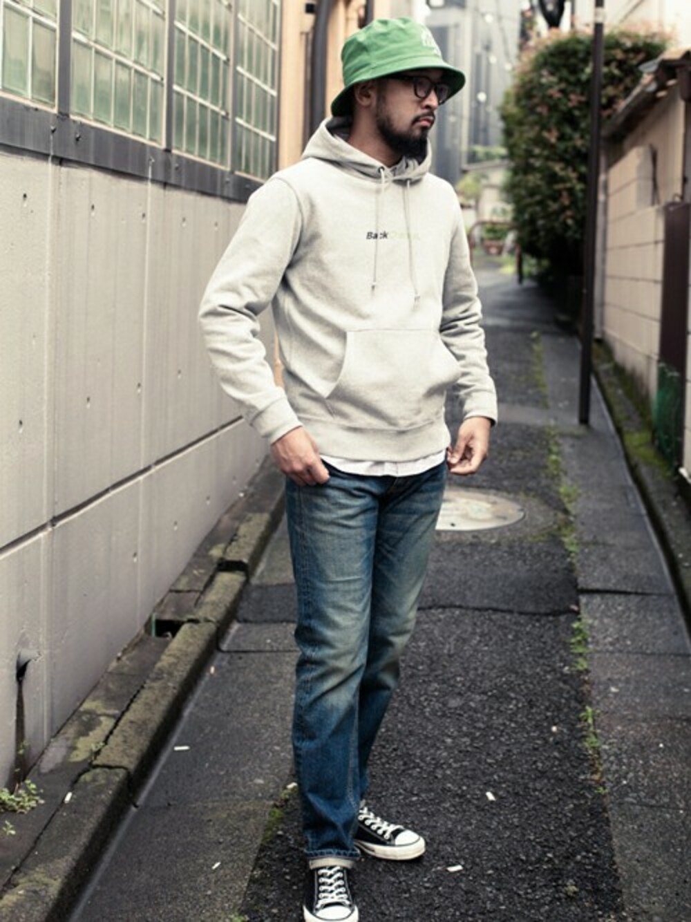 「シャツ、パーカー、秋のコーデ、ストリート、ハット、BACK CHANNEL、backchannel、シンプルコーデ、クラッシュデニム」｜「Back ChannelのCOLLEGE LOGO HAT（ハット、グリーン系）」を使った、Back Channel®︎さん（メンズ・176cm）の秋コーディネートの1枚目の写真