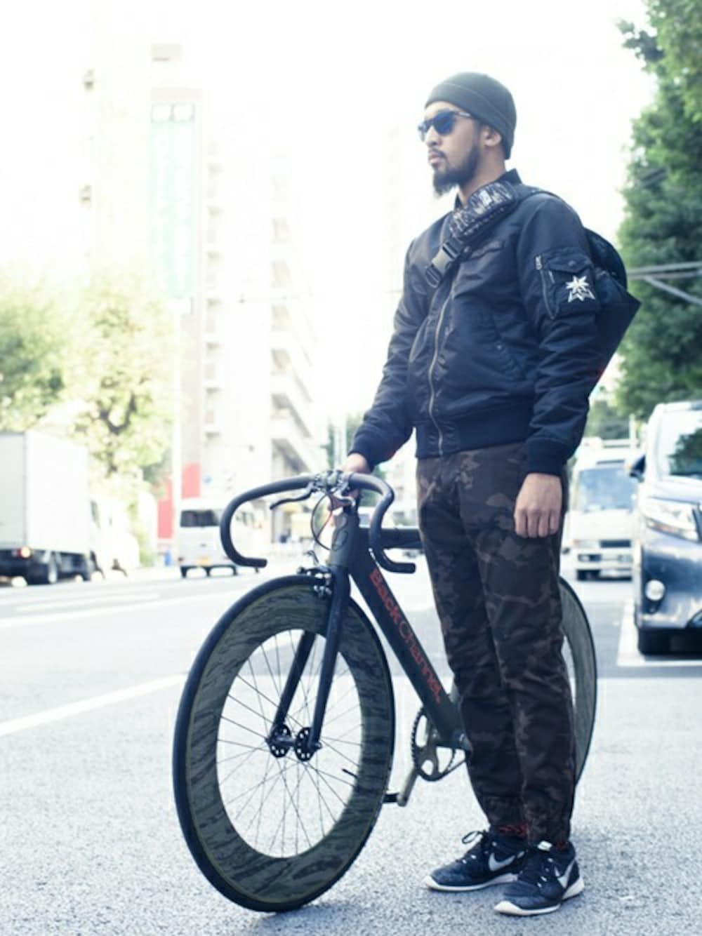 「ミリタリー、カモフラ、MA-1、秋のコーデ、迷彩、BACK CHANNEL、backchannel、メッセンジャーバッグ、ジョガーパンツ」｜「Back ChannelのMA-1 JACKET（ミリタリージャケット、グリーン系）」を使った、Back Channel®︎さん（メンズ・176cm）の秋コーディネートの1枚目の写真