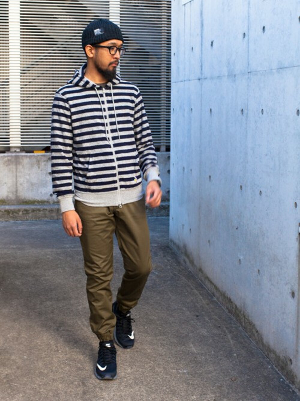 「ボーダー、ニット帽、パーカー、BACK CHANNEL、backchannel、春、春コーデ、ジョガーパンツ」｜「Back ChannelのPILE BORDER FULL ZIP PARKA（パーカー、グレー系）」を使った、Back Channel®︎さん（メンズ・176cm）の春コーディネートの1枚目の写真