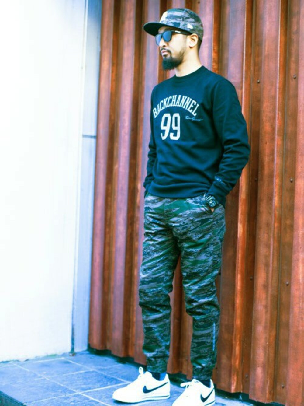 「スウェット、キャップ、迷彩、NEW ERA、BACK CHANNEL、backchannel、シンプルコーデ、春コーデ、ジョガーパンツ」｜「Back ChannelのGHOSTLION CAMO JOGGER PANTS（その他パンツ、グリーン系）」を使った、Back Channel®︎さん（メンズ・176cm）の春コーディネートの1枚目の写真