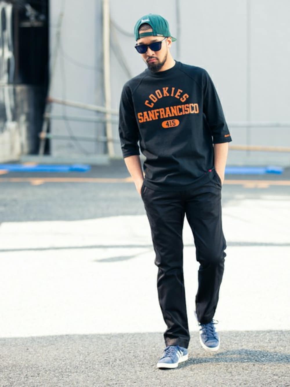 「チノパン、キャップ、Tシャツ、ストリート、BACK CHANNEL、backchannel、春コーデ、ラクチンコーデ」｜「Back ChannelのCOLLEGE LOGO 70% T（Tシャツ/カットソー、ブラック系）」を使った、Back Channel®︎さん（メンズ・176cm）の春コーディネートの1枚目の写真