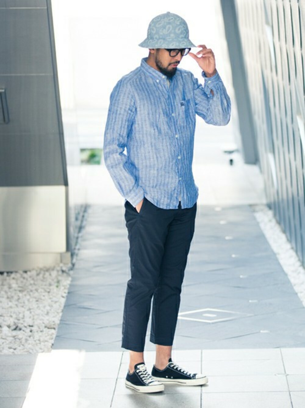 「カジュアル、シャツ、チノパン、ネイビー、ハット、BACK CHANNEL、backchannel、春コーデ、シャツスタイル、はんぱ丈」｜「Back ChannelのPAISLEY CHAMBRAY METRO HAT（ハット、ブルー系）」を使った、Back Channel®︎さん（メンズ・176cm）の春コーディネートの1枚目の写真