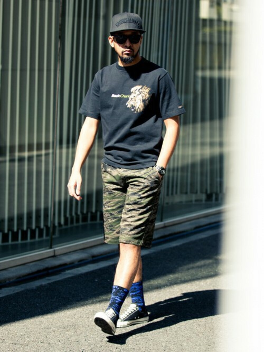 「シンプル、ブラック、Tシャツ、迷彩、NEW ERA、BACK CHANNEL、backchannel、ショーツ、春コーデ、バックチャンネル」｜「Back ChannelのKING OF BEAST T（Tシャツ/カットソー、ブラウン系）」を使った、Back Channel®︎さん（メンズ・176cm）の春コーディネートの1枚目の写真
