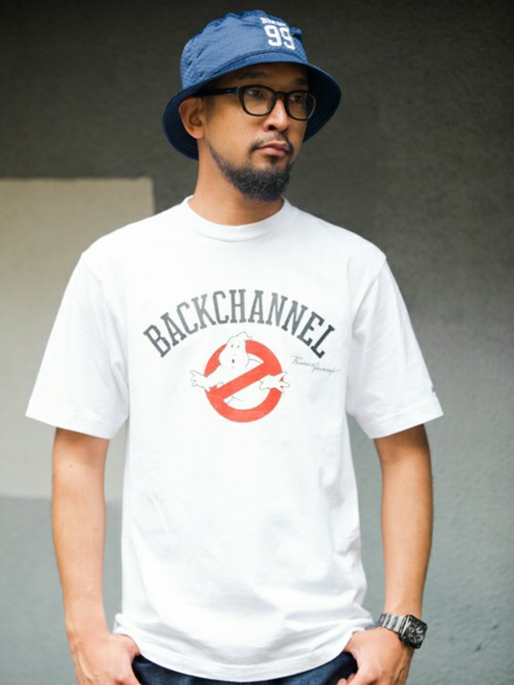 ホワイト系のTシャツ/カットソー、ブルー系のデニムパンツ、ブルー系のハットを着用したメンズの夏コーディネートの1枚目の写真