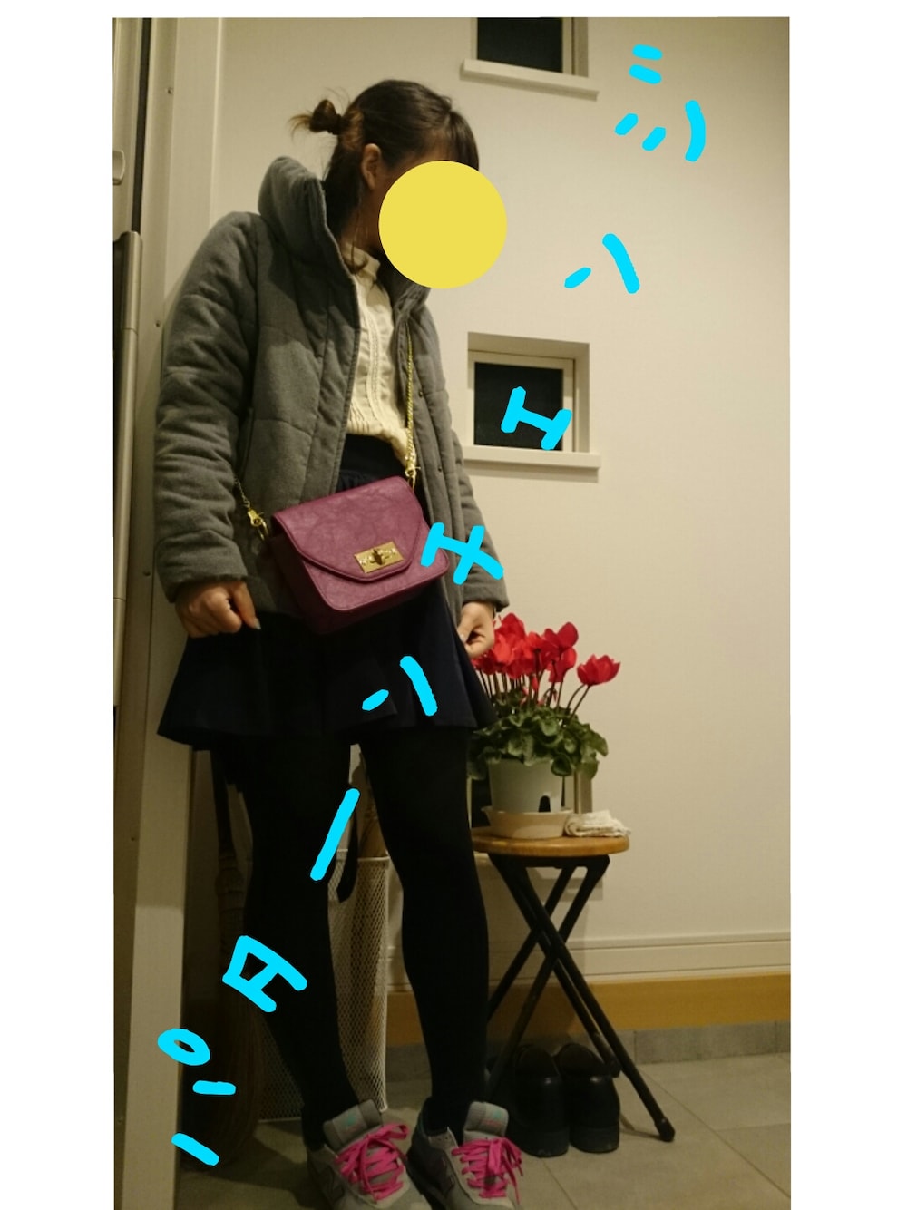 「パターンチェンジ、チェーンバッグ、小さい鞄、ショルダーバッグ、首元あったか、スカート×スニーカー、ニューバランス、グレーアウター」｜「LOWRYS FARMのアイテム（シャツ/ブラウス、ホワイト系）」を使った、ultra-unaxさん（レディース・164cm）の冬コーディネートの1枚目の写真