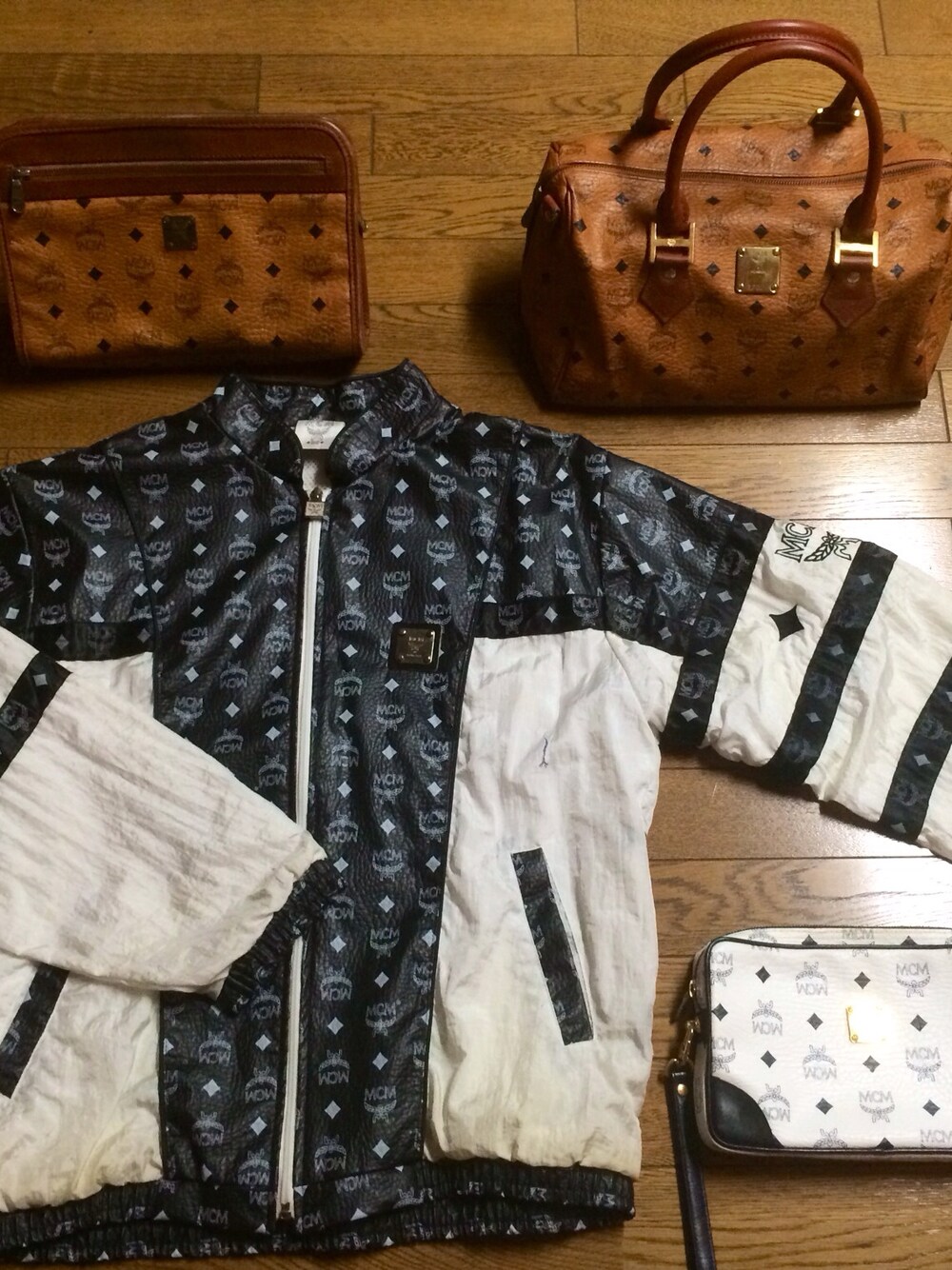 「MCM、ナイロンジャケット、クラッチバッグ、ボストンバッグ、ハンドバッグ、大好き、vintage」｜「MCMのアイテム（ナイロンジャケット、ブラック系）」を使った、Yuuuukimenさん（メンズ・168cm）の春コーディネートの1枚目の写真