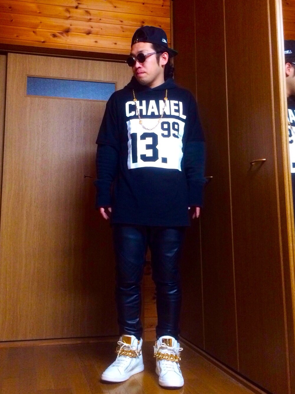 「aotw、Giuseppe Zanotti、chanel、パーカー、白スニーカー、サングラス、VINTAGE、バイカーパンツ、春コーデ、富山」｜「AZSのアイテム（キャップ、ブラック系）」を使った、Yuuuukimenさん（メンズ・168cm）の春コーディネートの1枚目の写真