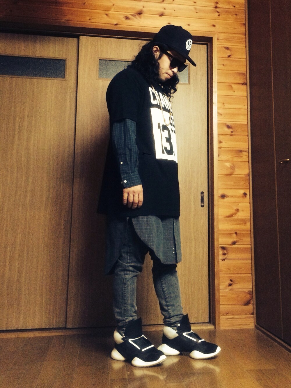 「ロングシャツ、サングラス、スポーツミックス、スキニーデニム、ZARA、RICK OWENS、Rick Owens×adidas、adidas、chanel、oatw」｜「oatwのアイテム（Tシャツ/カットソー、ブラック系）」を使った、Yuuuukimenさん（メンズ・168cm）の春コーディネートの1枚目の写真