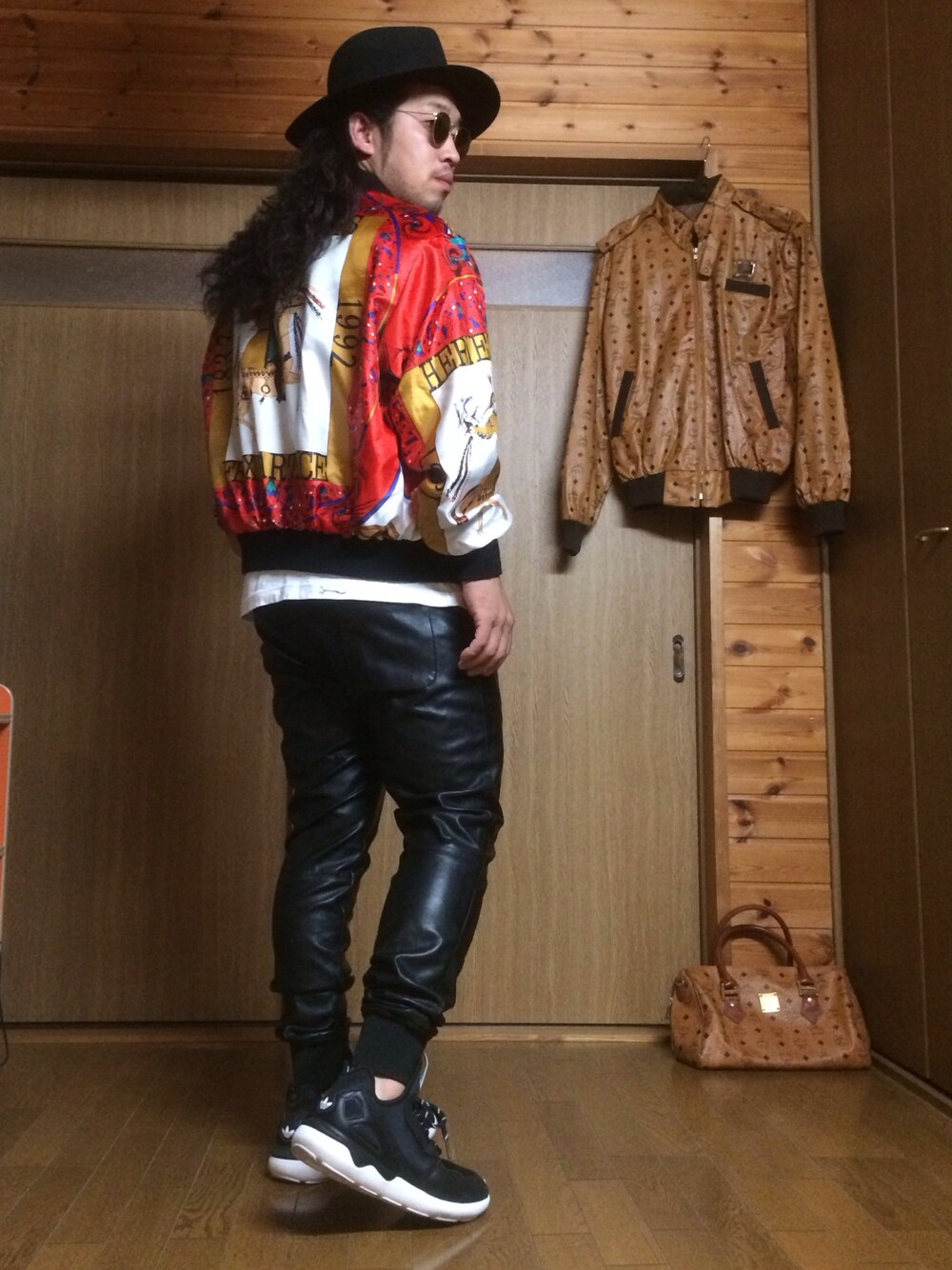 「HERMES、シルク、スカーフ、ブルゾン、レザーパンツ、ハイテクスニーカー、adidas、ラウンドサングラス、ロングブリムハット、富山」｜「HERMESのアイテム（ブルゾン、その他）」を使った、Yuuuukimenさん（メンズ・168cm）の秋コーディネートの1枚目の写真