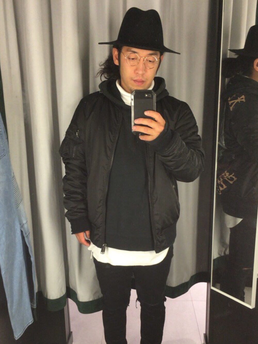 「ハット、レイヤードスタイル、タートル、MA-1、丸メガネ、ダメージデニムパンツ、リメイク、スキニーパンツ、富山、金沢」｜「WEGOのWEGO/フェルトツバ広ハット（ハット、ブラック系）」を使った、Yuuuukimenさん（メンズ・168cm）の秋コーディネートの1枚目の写真