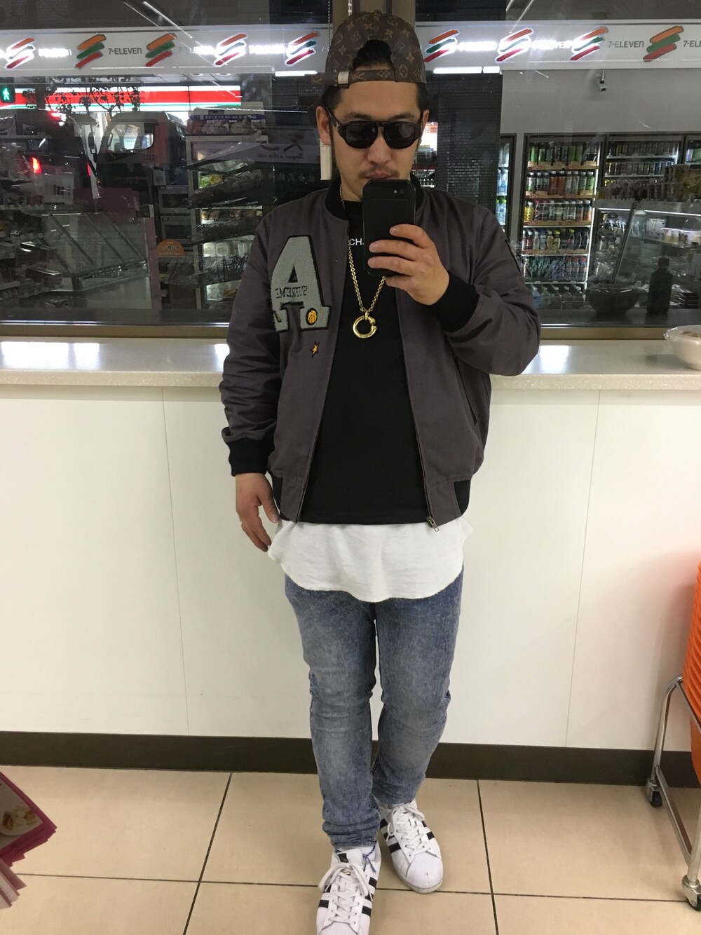 「supreme、スタジャン、レイヤードスタイル、スニーカー、junkmania、shibuyat、金沢、富山」｜「LOUIS VUITTONのアイテム（キャップ、ブラウン系）」を使った、Yuuuukimenさん（メンズ・168cm）の冬コーディネートの1枚目の写真