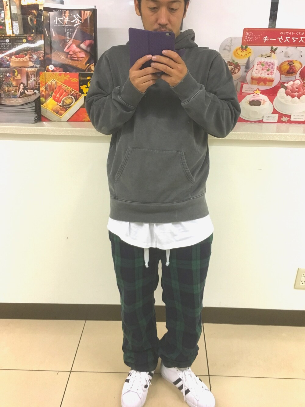 「パジャマパンツ、部屋着、金沢、富山」｜「Supreme のアイテム（パーカー、グレー系）」を使った、Yuuuukimenさん（メンズ・168cm）の秋コーディネートの1枚目の写真