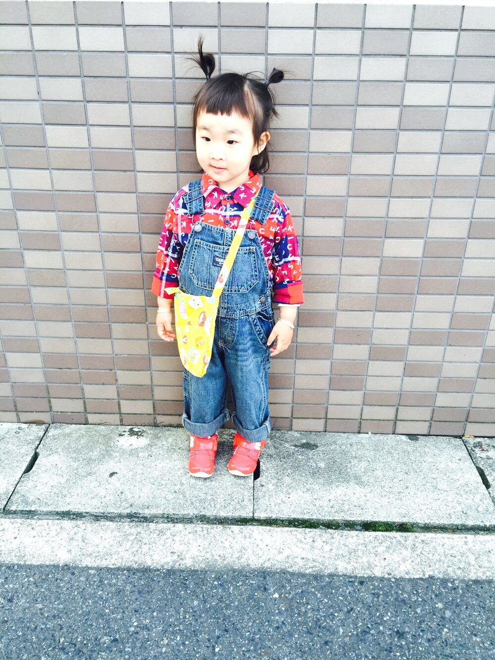 「OSHKOSHのアイテム（サロペット/オーバーオール、ブルー系）」を使った、木子さん（レディース・90cm）の春コーディネートの1枚目の写真