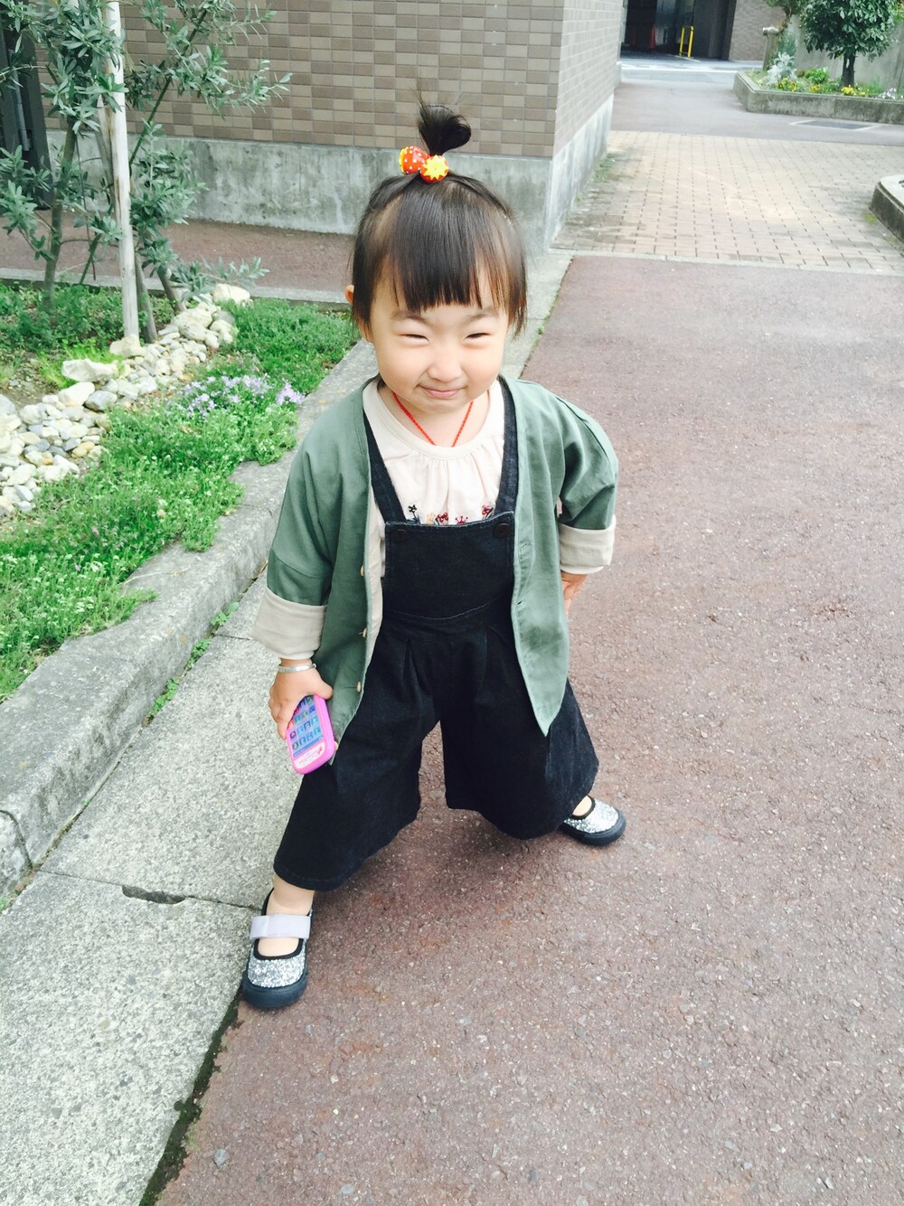 「自卖のアイテム（サロペット/オーバーオール、ブラック系）」を使った、木子さん（レディース・90cm）の春コーディネートの1枚目の写真