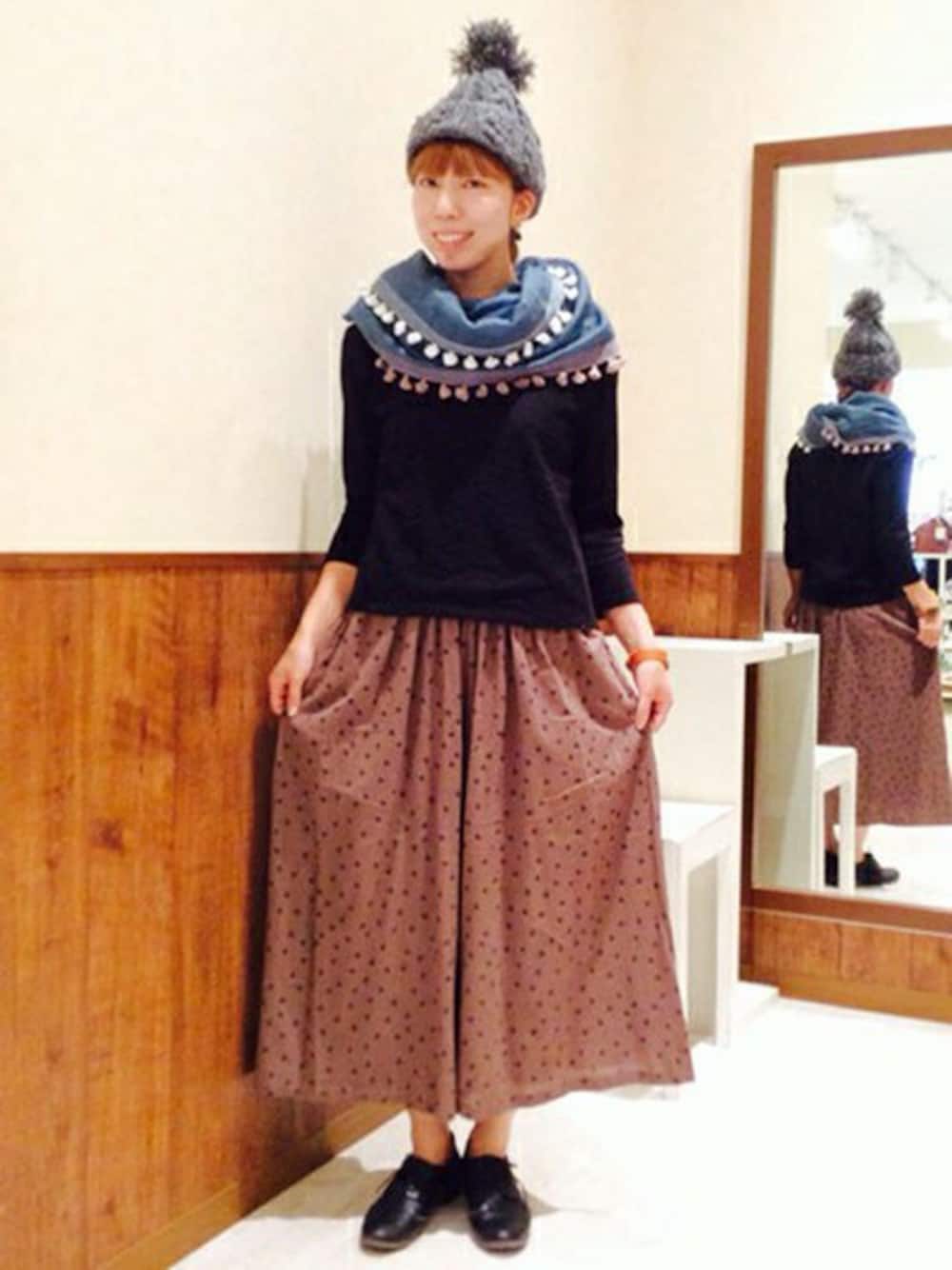 「パンツ、ストール、ニット帽、ベージュ、ドット、黒、革靴、キュロット、レーストップス、LBC」｜「LBCのダンボールニット×レースプルオーバー（Tシャツ/カットソー、ブラック系）」を使った、mizukiさん（レディース・164cm）の秋コーディネートの1枚目の写真