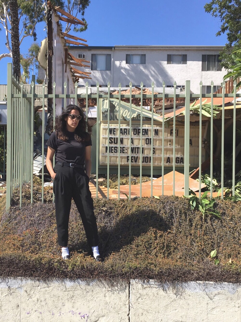 「R29Monochromies」｜「ZARAのアイテム（スラックス、ブラック系）」を使った、Nicole Santiagoさん（レディース・163cm）の夏コーディネートの1枚目の写真